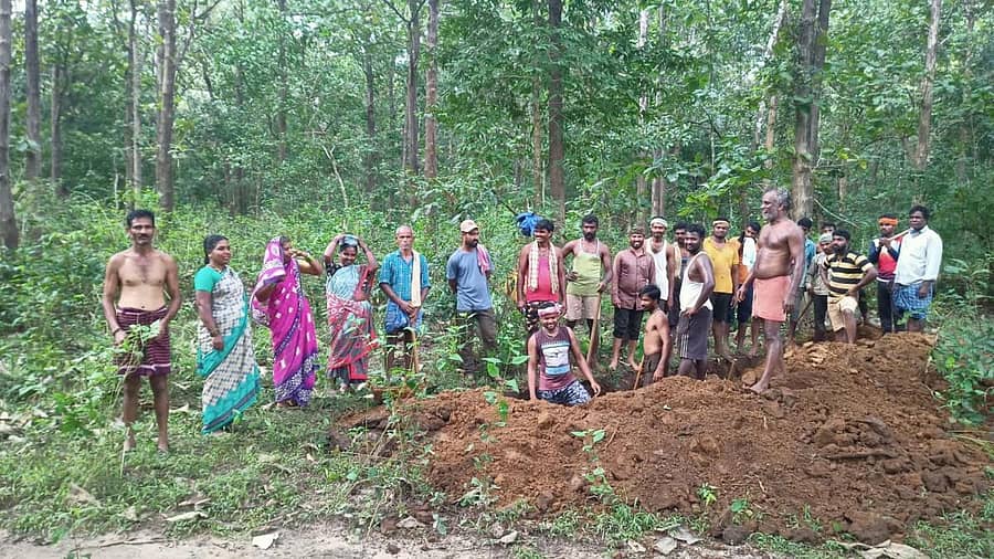 ಅಂಡಗಿ ಗ್ರಾಮದಲ್ಲಿ ಅಂತರ್ಜಲ ವೃದ್ಧಿಗೆ ಇಂಗುಗುಂಡಿ ನಿರ್ಮಿಸುತ್ತಿರುವ ಗ್ರಾಮಸ್ಥರು.