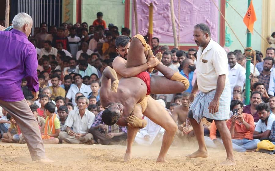 ಶಿಕಾರಿಪುರದಲ್ಲಿ ಹುಚ್ಚರಾಯಸ್ವಾಮಿ ದೇವರ ಬ್ರಹ್ಮ ರಥೋತ್ಸವ ಪ್ರಯುಕ್ತ ಮಂಗಳವಾರ ಪಟ್ಟಣದ ಕೆ.ವಿ. ನರಸಪ್ಪ ಸ್ಮಾರಕ ಬಯಲು ರಂಗಮಂದಿರದಲ್ಲಿ ನಡೆದ ರಾಜ್ಯ ಮಟ್ಟದ ಕುಸ್ತಿ ಪಂದ್ಯಾವಳಿಯಲ್ಲಿ ಗೆಲುವಿಗಾಗಿ ಸೆಣಸಾಡುತ್ತಿದ್ದ ಪೈಲ್ವಾನರ ದೃಶ್ಯ. ಚಿತ್ರ: ಎಚ್.ಎಸ್. ರಘು