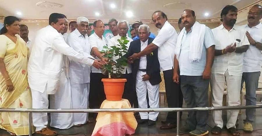 ಹರಿಹರದಲ್ಲಿ ಮಂಗಳವಾರ ನಡೆದ ಜೆಡಿಎಸ್ ಕಾರ್ಯಕರ್ತರ ಸಭೆಯನ್ನು ಮಾಜಿ ಶಾಸಕ ಎಚ್.ಎಸ್. ಶಿವಶಂಕರ್ ಉದ್ಘಾಟಿಸಿದರು.