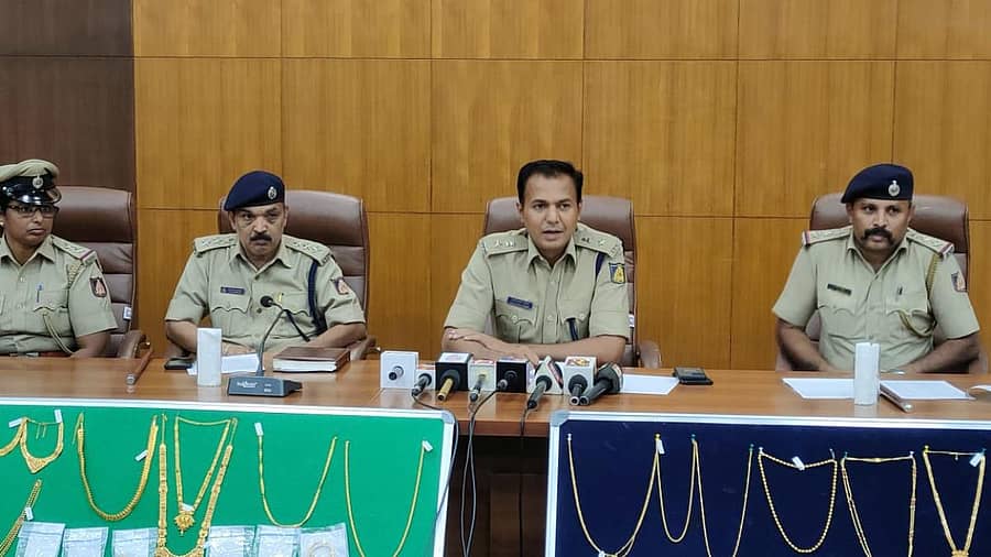 ಸುದ್ದಿಗೋಷ್ಠಿಯಲ್ಲಿ ರಾಮನಗರ ಎಸ್.ಪಿ. ಸಂತೋಷ್ ಬಾಬು ಮಾತನಾಡಿದರು