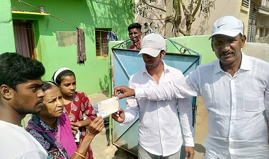 ಉಮ್ರಾ ಚಾರಿಟಬಲ್ ಪ್ರತಿಷ್ಠಾನದ ಅಧ್ಯಕ್ಷ ಹಾಗೂ ಕಾಂಗ್ರೆಸ್ ಮುಖಂಡ ಕೆಜಿಎಫ್ ಬಾಬು ಕೋಲಾರದ ರಹಮತ್ನಗರದಲ್ಲಿ ಬುಧವಾರ ರಂಜಾನ್ ಪ್ರಯುಕ್ತ ಜನರಿಗೆ ಹಣಕಾಸು ನೆರವಿನ ಚೆಕ್ ವಿತರಿಸಿದರು