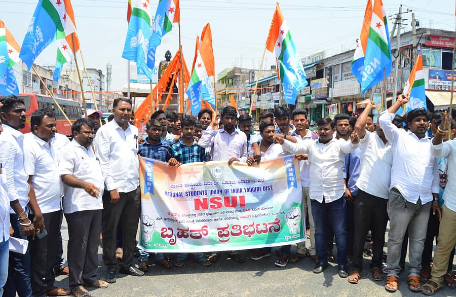 ಸಬ್ ಇನ್ಸ್ಪೆಕ್ಟರ್ ಹುದ್ದೆಗಳಿಗೆ ಮರು ಪರೀಕ್ಷೆ ನಡೆಸಲು ಒತ್ತಾಯಿಸಿ ಭಾರತ ರಾಷ್ಟ್ರೀಯ ವಿದ್ಯಾರ್ಥಿ ಒಕ್ಕೂಟ (ಎನ್ಎಸ್ಯುಐ) ವತಿಯಿಂದ ಯಾದಗಿರಿ ನಗರದ ಸುಭಾಷ ವೃತ್ತದಲ್ಲಿ ಪ್ರತಿಭಟನೆ ನಡೆಸಲಾಯಿತು