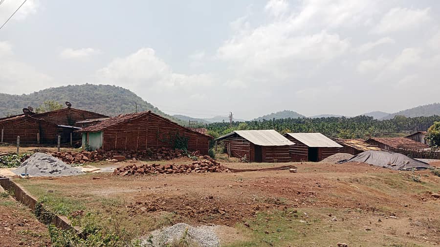 ಕಲ್ಲಾಪುರ ಗ್ರಾಮದಲ್ಲಿ ವಿದ್ಯುತ್ ಸಂಪರ್ಕ ಇಲ್ಲದ ಹಾಗೂ ಪಟ್ಟಾ ಸಿಗದ ಮನೆಗಳು