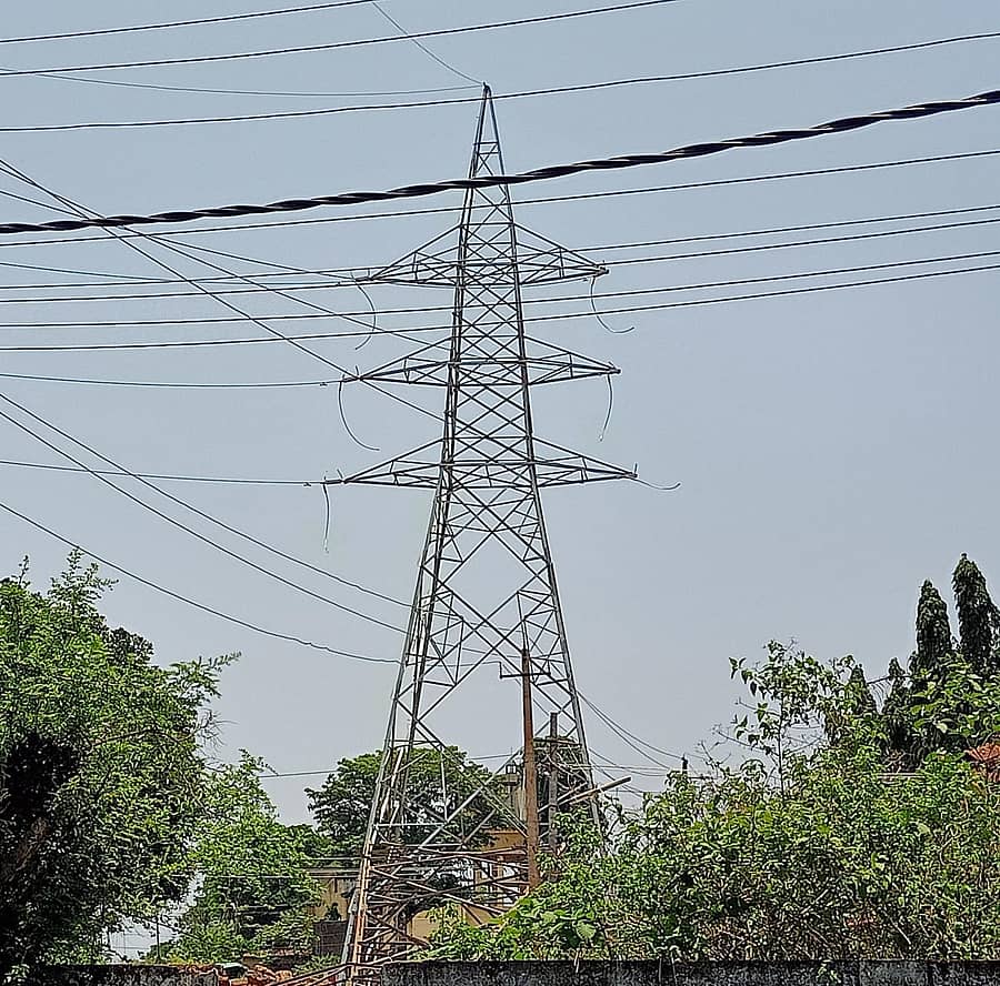 ಶಿರಸಿಯ ರಾಘವೇಂದ್ರ ಮಠದ ಸಮೀಪ ಹೊಸದಾಗಿ ಸ್ಥಾಪಿಸಲಾಗಿರುವ ವಿದ್ಯುತ್ ಟವರ್