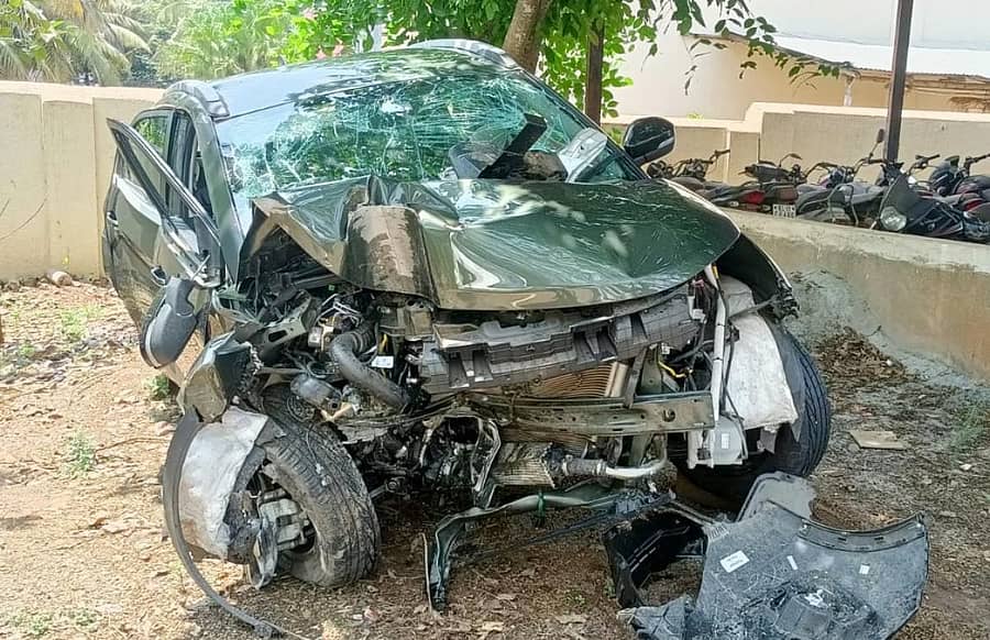 ಶಿಕಾರಿಪುರದ ಕೋರ್ಟ್ ಸಮೀಪ ರಸ್ತೆ ವಿಭಜಕಕ್ಕೆ ಕಾರು ಡಿಕ್ಕಿ ಹೊಡೆದು ನಜ್ಜು ಗುಜ್ಜಾಗಿರುವುದು