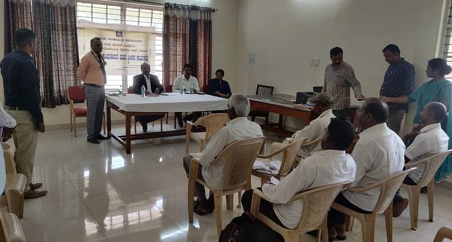 ಮೈಸೂರು ವಿಭಾಗದ ಲೋಕಾಯುಕ್ತ ಎಸ್ಪಿ ಸಿ.ಮಲ್ಲಿಕ್ ಅವರು ಬುಧವಾರ ಚಾಮರಾಜನಗರದಲ್ಲಿ ಸಾರ್ವಜನಿಕರ ಕುಂದು ಕೊರತೆ ಆಲಿಸಿದರು