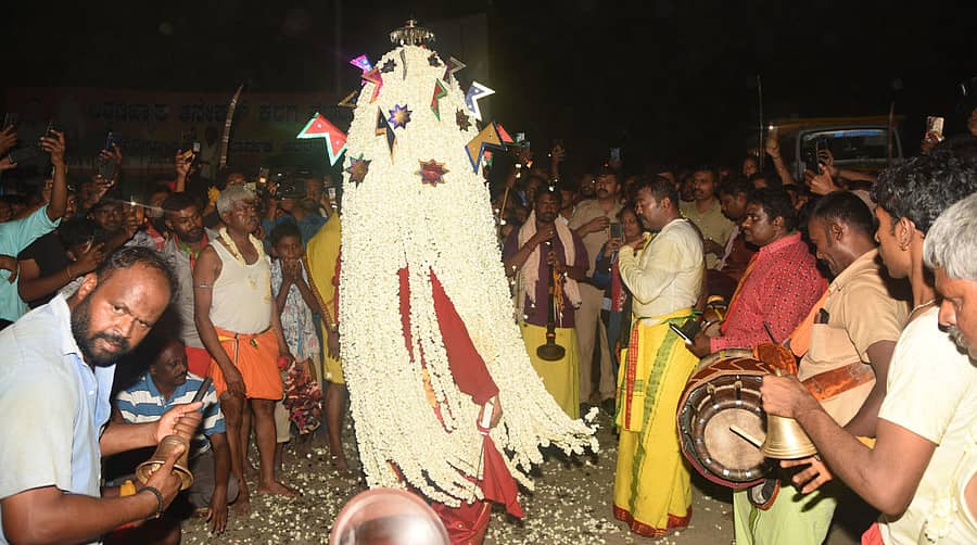 ಆನೇಕಲ್ನಲ್ಲಿ ಒಣ ಕರಗ ಮಹೋತ್ಸವ ವೈಭವದಿಂದ ನಡೆಯಿತು