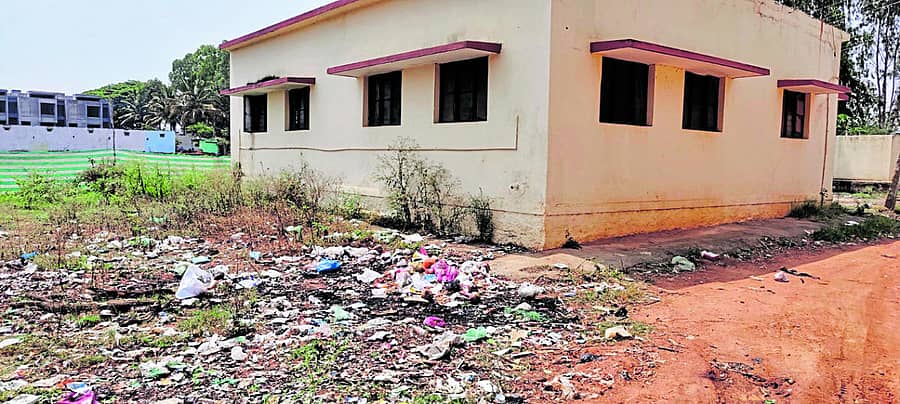 ಆರೋಗ್ಯ ಕೇಂದ್ರದ ಸುತ್ತ ಬಿದ್ದಿರುವ ಕಸದ ರಾಶಿ