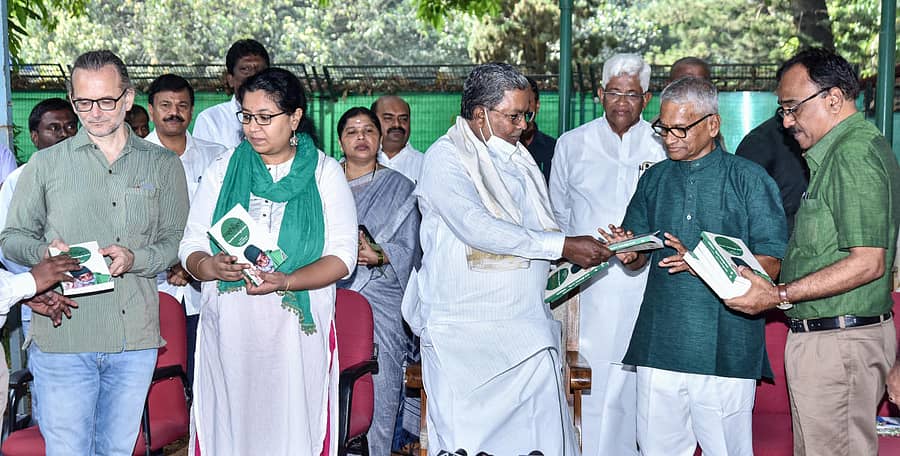 ಗಾಂಧಿಭವನ ಬಳಿ ಇರುವ ತಮ್ಮ ಸರ್ಕಾರಿ ನಿವಾಸದಲ್ಲಿ ‘ಬಾರುಕೋಲು’ ಪುಸ್ತಕ ಬಿಡುಗಡೆಗೊಳಿಸಿದ ವಿಧಾನಸಭೆ ವಿರೋಧ ಪಕ್ಷದ ನಾಯಕ ಸಿದ್ದರಾಮಯ್ಯ, ವಕೀಲ ರವಿವರ್ಮಕುಮಾರ್ ಅವರಿಗೆ ಪುಸ್ತಕದ ಪ್ರತಿಯೊಂದನ್ನು ನೀಡಿದರು. ನಟರಾಜ್ ಹುಳಿಯಾರ್, ನಂಜುಂಡಸ್ವಾಮಿಯವರ ಪುತ್ರಿ ಚುಕ್ಕಿ ಹಾಗೂ ಅವರ ಪತಿ ಲ್ಯೂಕಾ ಮೊಂಥಾನರಿ ಇದ್ದರು – ಪ್ರಜಾವಾಣಿ ಚಿತ್ರ