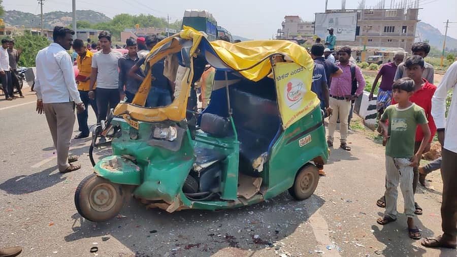 ಚಿಂತಾಮಣಿ ತಾಲ್ಲೂಕಿನ ಉಪ್ಪರಪೇಟೆ ಬಳಿ ಗುರುವಾರ ಸಂಭವಿಸಿದ ಅಪಘಾತದಲ್ಲಿ ನಜ್ಜುಗುಜ್ಜಾಗಿರುವ ಆಟೊ