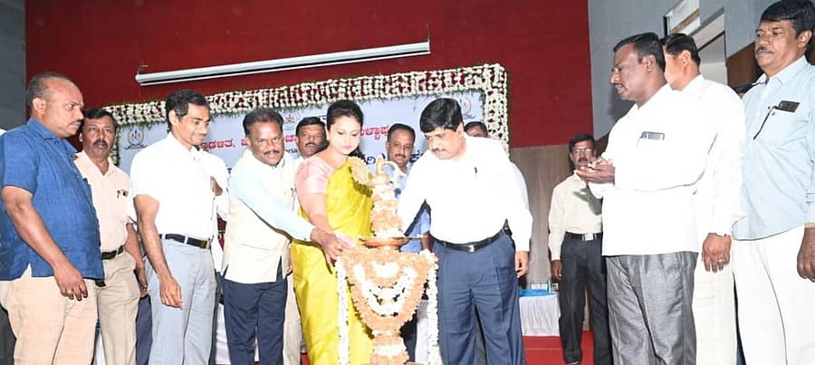 ಚಿಕ್ಕಬಳ್ಳಾಪುರದಲ್ಲಿ ನಡೆದ ಸರ್ಕಾರಿ ನೌಕರರ ದಿನಾಚರಣೆಯನ್ನು ಜಿಲ್ಲಾಧಿಕಾರಿ ಆರ್. ಲತಾ ಉದ್ಘಾಟಿಸಿದರು. ಪಿ. ಶಿವಶಂಕರ್, ಎಚ್. ಅಮರೇಶ್, ಹರೀಶ್ ಹಾಗೂ ಸರ್ಕಾರಿ ನೌಕರರ ಸಂಘದ ಪದಾಧಿಕಾರಿಗಳು ಇದ್ದರು