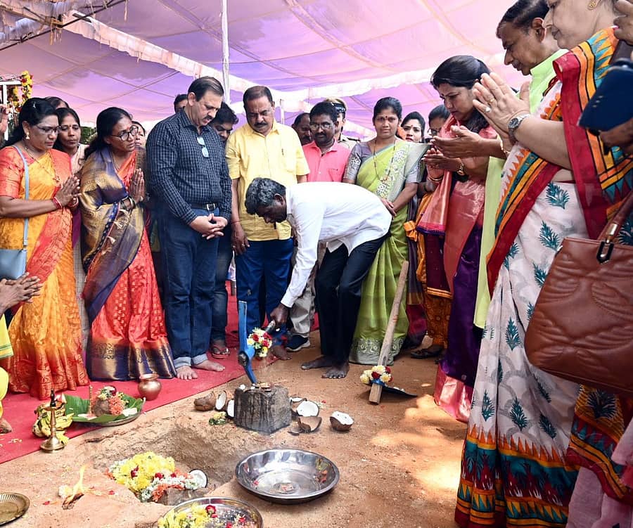 ಕಾರವಾರದ ಮಾಲಾದೇವಿ ಮೈದಾನ ಅಭಿವೃದ್ಧಿ ಕಾಮಗಾರಿಗೆ ಜಿಲ್ಲಾ ಉಸ್ತುವಾರಿ ಸಚಿವ ಕೋಟ ಶ್ರೀನಿವಾಸ ಪೂಜಾರಿ ಶುಕ್ರವಾರ ಭೂಮಿಪೂಜೆ ನೆರವೇರಿಸಿದರು. ಶಾಸಕಿ ರೂಪಾಲಿ ನಾಯ್ಕ, ವಿಧಾನಪರಿಷತ್ ಸದಸ್ಯರಾದ ಗಣಪತಿ ಉಳ್ವೇಕರ್, ಎಸ್.ವಿ.ಸಂಕನೂರು, ನಗರಸಭೆ ಅಧ್ಯಕ್ಷ ಡಾ.ನಿತಿನ್ ಪಿಕಳೆ ಇದ್ದಾರೆ.