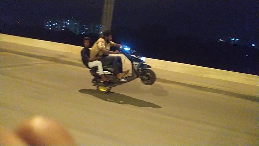 ನಗರದಲ್ಲಿ ಯುವಕರು ವ್ಹೀಲಿ ಮಾಡುತ್ತಿರುವುದು