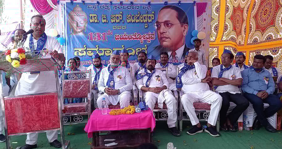 ಕಮಲಾಪುರ ತಾಲ್ಲೂಕಿನ ಡೊಂಗರಗಾಂವ ಗ್ರಾಮದಲ್ಲಿ ಶುಕ್ರವಾರ ಆಯೋಜಿಸಿದ್ದ ಅಂಬೇಡ್ಕರ್ ಜಯಂತಿಯಲ್ಲಿ ಶಾಸಕ ಪ್ರಿಯಾಂಕ್ ಖರ್ಗೆ ಮಾತನಾಡಿದರು