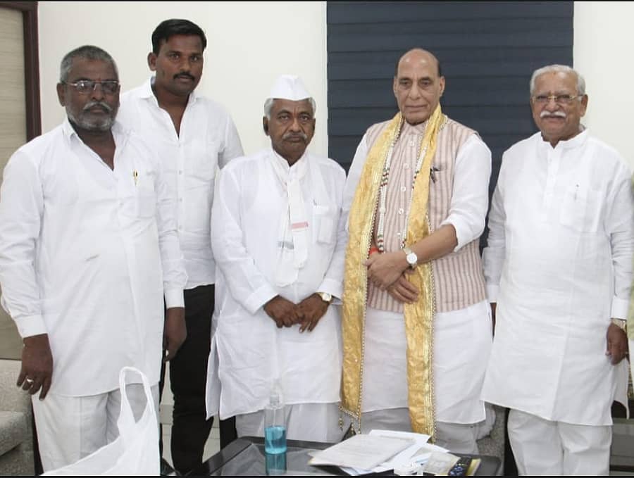 ದೇಶದಾದ್ಯಂತ ಎರಡೇ ಪ್ರಮುಖ ರಾಜಕೀಯ ಪಕ್ಷಗಳು ಅಸ್ತಿತ್ವದಲ್ಲಿ ಇರುವಂತೆ ಕಾನೂನು ರಚಿಸುವಂತೆ ಆಗ್ರಹಿಸಿ ವಿಜಯಪುರದಿಂದ ಪಾದಯಾತ್ರೆ ಮೂಲಕ ನವದೆಹಲಿಗೆ ಬಂದಿರುವ ಚಡಚಣ ತಾಲ್ಲೂಕಿನ ಲೋಣಿ(ಬಿ.ಕೆ) ಗ್ರಾಮದ ಬಾಪೂರಾಯ ಕೂಳಪ್ಪ ಲೋಣಿ ಅವರು ರಕ್ಷಣಾ ಸಚಿವ ರಾಜನಾಥಸಿಂಗ್‌ ಅವರಿಗೆ ಈ ಕುರಿತ ಮನವಿ ಸಲ್ಲಿಸಿದರು. ಸಂಸದ ರಮೇಶ ಜಿಗಜಿಣಗಿ ಮತ್ತಿತರರು ಚಿತ್ರದಲ್ಲಿದ್ದಾರೆ.