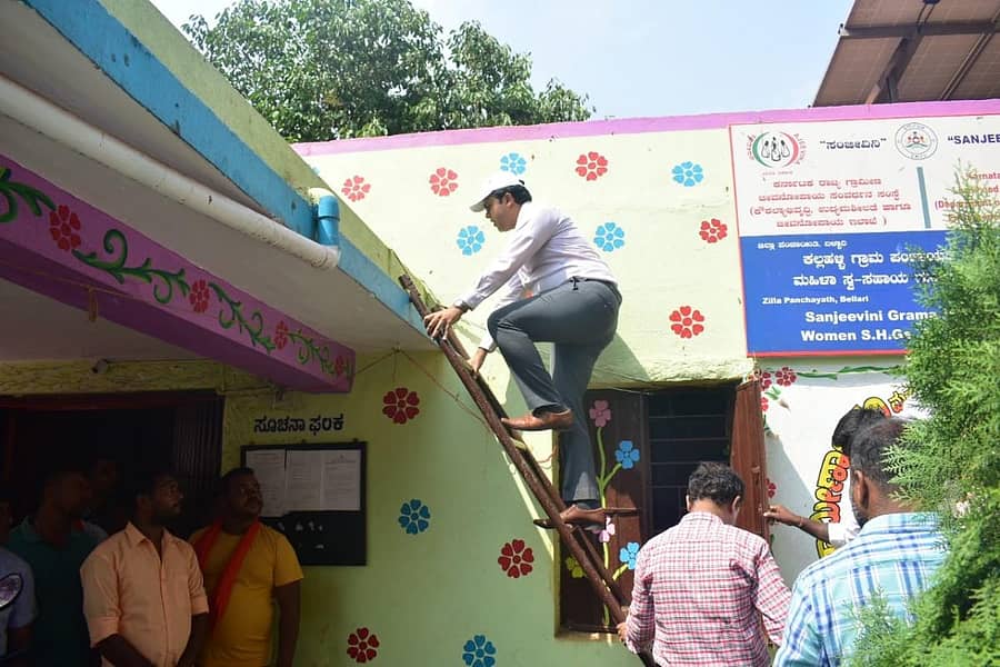 ಜಿಲ್ಲಾಧಿಕಾರಿ ಅನಿರುದ್ಧ್‌ ಶ್ರವಣ್‌ ಪಿ. ಅವರು ಶುಕ್ರವಾರ ಹೊಸಪೇಟೆ ತಾಲ್ಲೂಕಿನ ಕಲ್ಲಹಳ್ಳಿಯ ಗ್ರಾಮ ಪಂಚಾಯಿತಿ ಕಟ್ಟಡ ಪರಿಶೀಲನೆಗೆ ಲೋಹದ ಏಣಿ ಏರಿಕೊಂಡು ಮೇಲೆ ಹೋದರು –ಪ್ರಜಾವಾಣಿ ಚಿತ್ರ: ಅಭಿಷೇಕ್‌ ಸಿ.