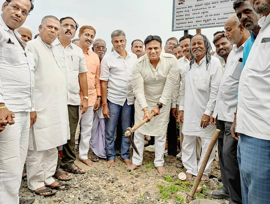 ಜೇವರ್ಗಿ ತಾಲ್ಲೂಕಿನ ಆಂದೋಲಾ ಗ್ರಾಮದಿಂದ ಶಹಾಪೂರ ತಾಲ್ಲೂಕಿನ ಅಣಬಿ ಗ್ರಾಮದವರೆಗಿನ ರಸ್ತೆ ಸುಧಾರಣೆ ಕಾಮಗಾರಿಗೆ ಶಾಸಕ ಡಾ.ಅಜಯಸಿಂಗ್ ಶಂಕುಸ್ಥಾಪನೆ ನೆರವೇರಿಸಿದರು