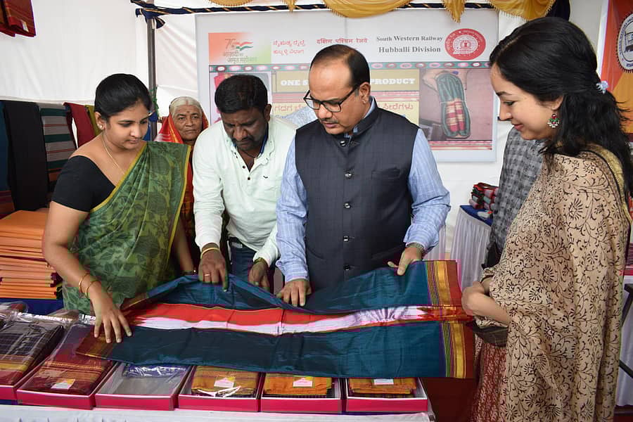 ಹುಬ್ಬಳ್ಳಿ ರೈಲ್ವೆ ನಿಲ್ದಾಣದಲ್ಲಿ ಒಂದು ನಿಲ್ದಾಣ, ಒಂದು ಉತ್ಪನ್ನ ಯೋಜನೆಯಡಿ ತೆರೆದಿರುವ ಮಳಿಗೆಯಲ್ಲಿನ ಸೀರೆಯನ್ನು ಶನಿವಾರ ಹುಬ್ಬಳ್ಳಿ ವಿಭಾಗೀಯ ರೈಲ್ವೆ ವ್ಯವಸ್ಥಾಪಕ ಅರವಿಂದ ಮಾಳಖೇಡ ವೀಕ್ಷಿಸಿದರು