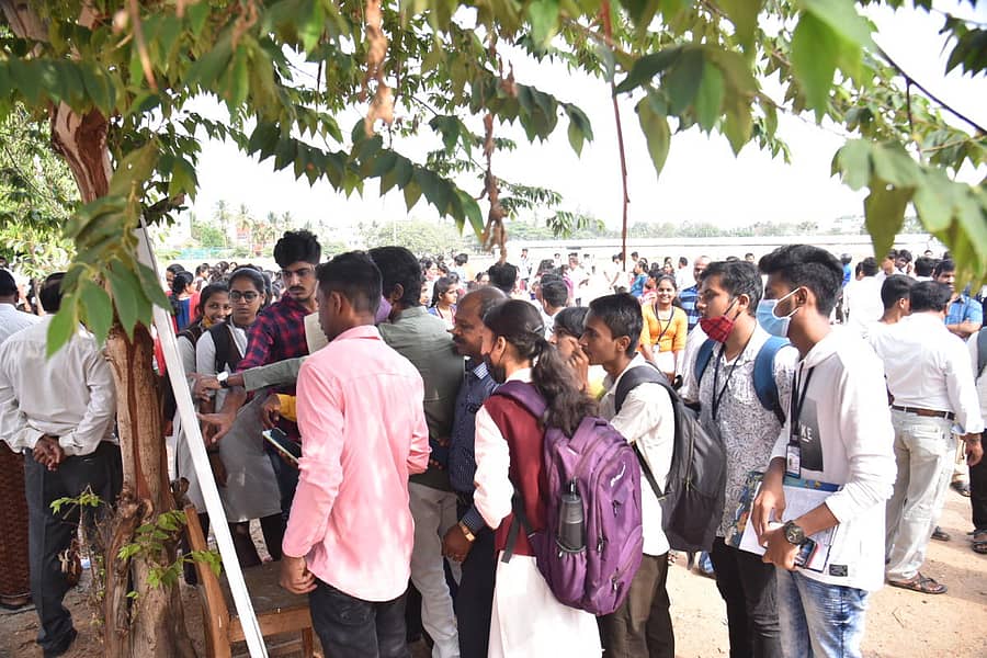 ದ್ವಿತೀಯ ಪಿಯು ಪರೀಕ್ಷೆ ಎರಡನೇ ದಿನವಾದ ದಾವಣಗೆರೆಯ ಪಿ.ಜೆ. ಬಡಾವಣೆಯ ಸರ್ಕಾರಿ ಪದವಿಪೂರ್ವ ಕಾಲೇಜಿನಲ್ಲಿ ನೋಂದಣಿ ಸಂಖ್ಯೆ ಹುಡುಕಿಕೊಂಡರು.