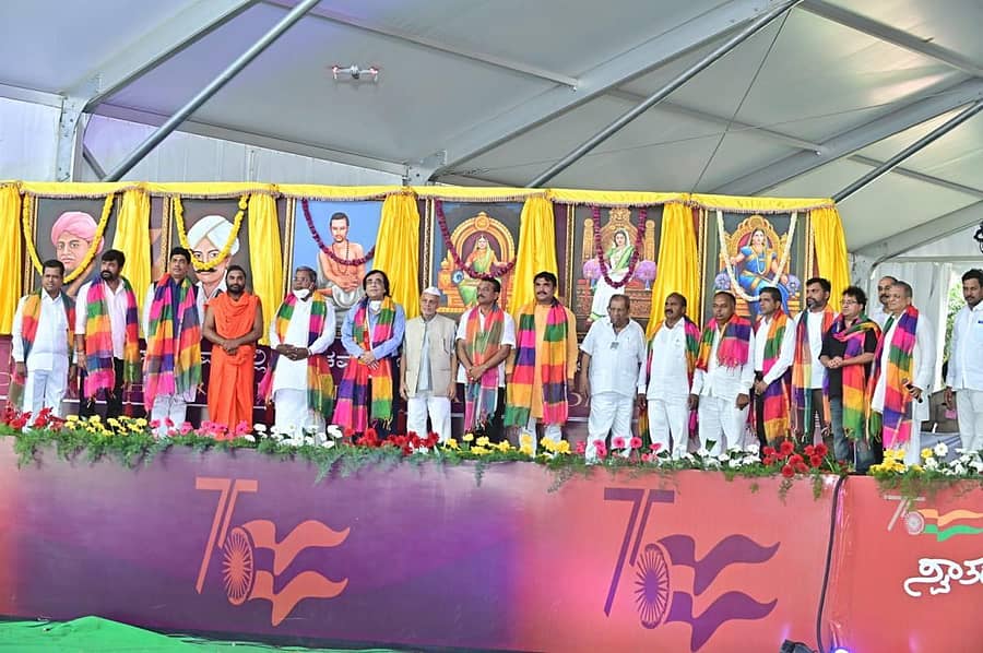 ಭಾರತದ ಸ್ವಾತಂತ್ರ್ಯದ ಸಂಗ್ರಾಮದಲ್ಲಿ ಭಾಗವಹಿಸಿದ್ದ ಪಂಚಮಸಾಲಿ ಸಮಾಜದ ಏಳು ಮಹನೀಯರ ಕಲಾಕೃತಿಗಳನ್ನು ಹರಿಹರ ವೀರಶೈವ ಲಿಂಗಾಯತ ಪಂಚಮಸಾಲಿ ಪೀಠದಲ್ಲಿ ಶನಿವಾರ ಬಿಡುಗಡೆ ಮಾಡಲಾಯಿತು.