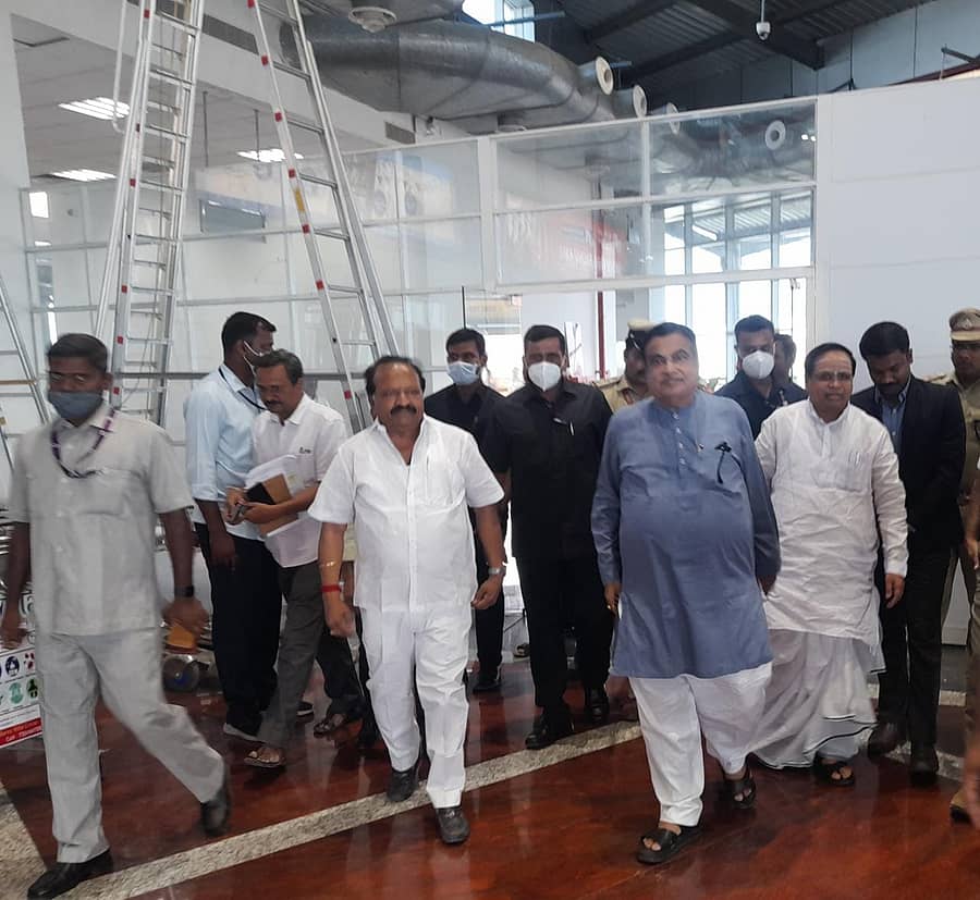 ಕೇಂದ್ರ ಸಚಿವ ನಿತಿನ್ ಗಡ್ಕರಿ ಕೆಲ ನಿಮಿಷಗಳ ವಿಶ್ರಾಂತಿಗಾಗಿ ಕಲಬುರಗಿ ವಿಮಾನದ ನಿಲ್ದಾಣದ ವಿಐಪಿ ಲಾಂಜ್ ಗೆ ಬಂದರು