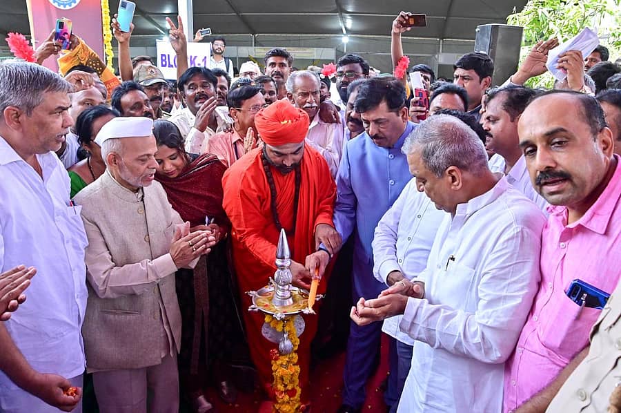 ದಾವಣಗೆರೆ ಜಿಲ್ಲೆಯ ಹರಿಹರದ ಪಂಚಮಸಾಲಿ ಪೀಠದಲ್ಲಿ 75ನೇ ಸ್ವಾತಂತ್ರ್ಯದ ಅಮೃತ ಮಹೋತ್ಸವ ಕಾರ್ಯಕ್ರಮದಲ್ಲಿ ಆಯೋಜಿಸಿದ್ದ ಉದ್ಯೋಗ ಮೇಳವನ್ನು ಸಣ್ಣ ಮತ್ತು ಮಧ್ಯಮ ಕೈಗಾರಿಕಾ ಸಚಿವ ಮುರುಗೇಶ ನಿರಾಣಿ ಮತ್ತು ಪಂಚಮಸಾಲಿ ಪೀಠದ ವಚನಾನಂದ ಸ್ವಾಮೀಜಿ ದೀಪ ಬೆಳಗಿಸಿ ಉದ್ಘಾಟಿಸಿದರು –ಪ್ರಜಾವಾಣಿ ಚಿತ್ರ/ ಸತೀಶ ಬಡಿಗೇರ್