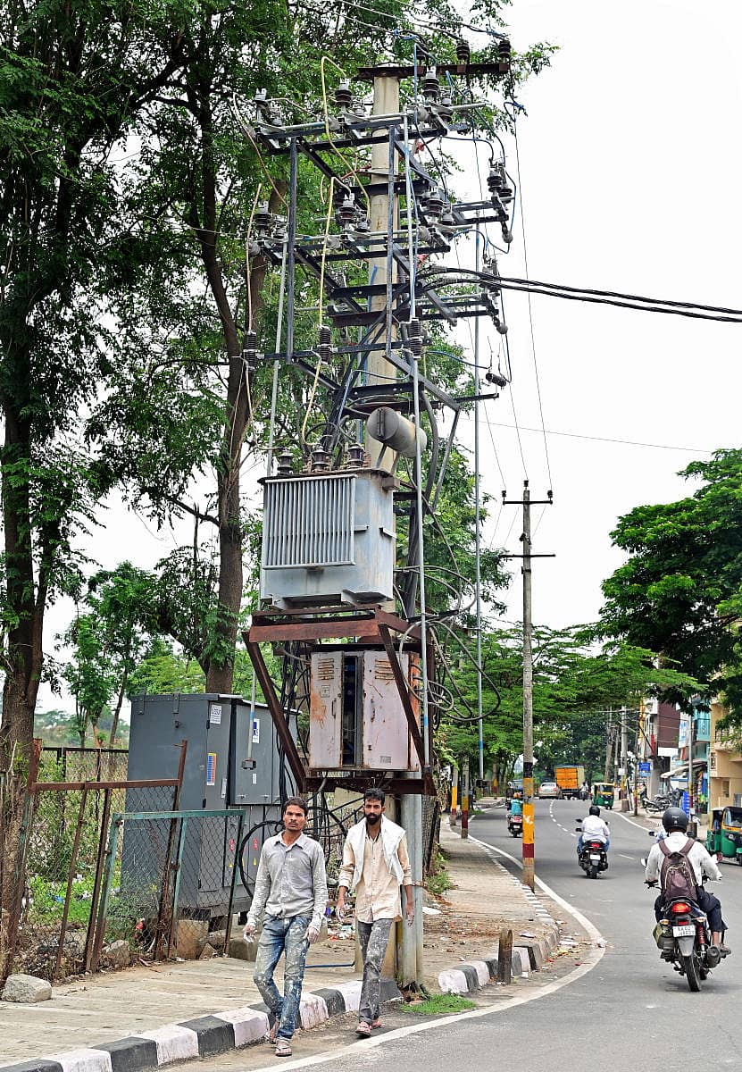 ಹೊರವರ್ತುಲ ರಸ್ತೆಯಲ್ಲಿರುವ ವೀರಭದ್ರ ಸಿಗ್ನಲ್ ಬಳಿ ಪಾದಚಾರಿ ಮಾರ್ಗದಲ್ಲಿರುವ ವಿದ್ಯುತ್ ಪರಿವರ್ತಕ – ಪ್ರಜಾವಾಣಿ ಚಿತ್ರ
