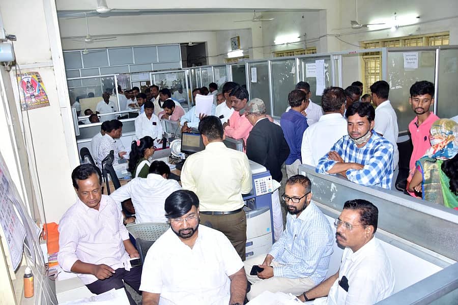 ಕಲಬುರಗಿ ನಗರದ ಮಿನಿ ವಿಧಾನ ಸೌಧದಲ್ಲಿನ ಉಪನೋಂದಣಾಧಿಕಾರಿ ಕಚೇರಿಯಲ್ಲಿ ನೋಂದಣಿಗಾಗಿ ಕಾಯ್ದು ನಿಂತ ಜನರು