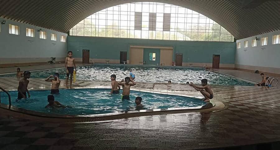 ಶಿರಸಿಯ ಮಾರಿಕಾಂಬಾ ಜಿಲ್ಲಾ ಕ್ರೀಡಾಂಗಣದ ಪಕ್ಕ ಇರುವ ನಗರಸಭೆಯ ಈಜುಕೊಳದಲ್ಲಿ ಮಕ್ಕಳು ಈಜು ಕಲಿಕೆಯಲ್ಲಿ ನಿರತರಾಗಿರುವುದು.