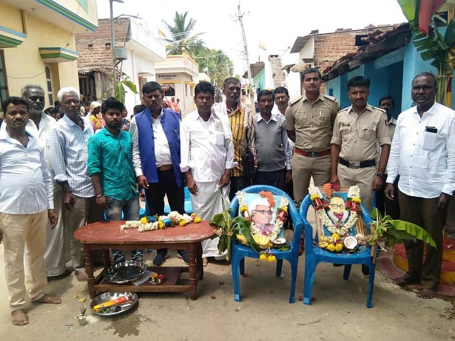 ಮಧುಗಿರಿ ತಾಲ್ಲೂಕು ಬಗರ್ ಹುಕುಂ ಸಮಿತಿ ಸಭೆಯಲ್ಲಿ ಕಂದಾಯ ತನಿಖಾಧಿಕಾರಿಗಳು ಕಡತ ಮಂಡಿಸುವಲ್ಲಿ ವಿಫಲರಾಗಿದ್ದಾರೆ ಎಂದು ಆರೋಪಿಸಿ, ಇಂತಹ ಕಂದಾಯ ತನಿಖಾಧಿಕಾರಿಗಳ ವಿರುದ್ದ ರಾಜ್ಯ ಸರ್ಕಾರ ಶಿಸ್ತು ಕ್ರಮ ತೆಗೆದುಕೊಳ್ಳಬೇಕು ಎಂದು ಒತ್ತಾಯಿಸಿ ಬಗರ್ ಹುಕುಂ ಕಮಿಟಿಯ ಸದಸ್ಯರು ಉಪವಿಭಾಗಾಧಿಕಾರಿ ಸೋಮಪ್ಪ ಕಡಕೋಳ ಅವರಿಗೆ ಸೋಮವಾರ ಮನವಿ ಪತ್ರ ಸಲ್ಲಿಸಿದರು.