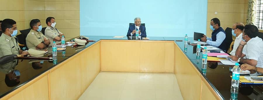 ಹುಬ್ಬಳ್ಳಿಯ ಅತಿಥಿಗೃಹದಲ್ಲಿ ವಿವಿಧ ಇಲಾಖೆಗಳ ಆಡಳಿತ ಸುಧಾರಣೆ ಕುರಿತು ಉಪಲೋಕಾಯುಕ್ತ ಬಿ.ಎಸ್. ಪಾಟೀಲ ಅವರು ಸೋಮವಾರ ಸಭೆ ನಡೆಸಿದರು