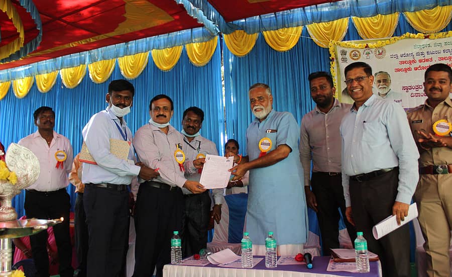 ಆರೋಗ್ಯ ಮೇಳದಲ್ಲಿ ನೇತ್ರ ದಾನಕ್ಕೆ ಶಿಕ್ಷಣ ಸಚಿವ ಬಿ.ಸಿ. ನಾಗೇಶ್ ಹೆಸರು ನೋಂದಣಿ ಮಾಡಿಸಿದರು. ಅಧಿಕಾರಿಗಳು ಹಾಜರಿದ್ದರು