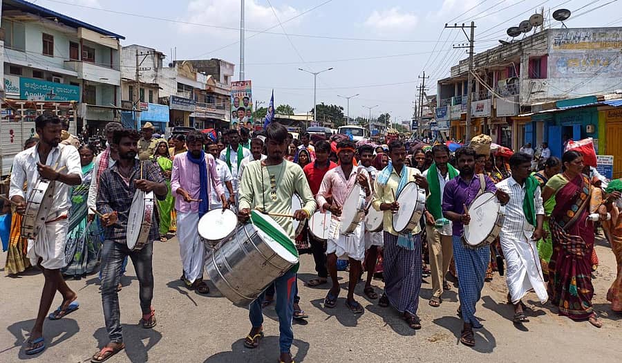 ಹಾವೇರಿ ಜಿಲ್ಲೆಯ ರಾಣೆಬೆನ್ನೂರಿನ ಸಾರ್ವಜನಿಕ ಆಸ್ಪತ್ರೆಯಲ್ಲಿ ವಿನಾಕಾರಣ ಗರ್ಭಕೋಶ ಶಸ್ತ್ರಚಿಕಿತ್ಸೆಗೊಳಗಾದ ಸಂತ್ರಸ್ತ ಮಹಿಳೆಯರು ವಿಶೇಷ ಆರ್ಥಿಕ ಪ್ಯಾಕೇಜ್‌ ಘೋಷಿಸುವಂತೆ ಒತ್ತಾಯಿಸಿ ರಾಣೆಬೆನ್ನೂರಿನಿಂದ ಶಿಗ್ಗಾವಿಯಲ್ಲಿರುವ ಮುಖ್ಯಮಂತ್ರಿ ಬಸವರಾಜ ಬೊಮ್ಮಾಯಿ ಅವರ ಮನೆಯ ಮುಂದೆ ಧರಣಿ ನಡೆಸಲು ಸೋಮವಾರ ಪಾದಯಾತ್ರೆ ಆರಂಭಿಸಿದರು. ಅವರಿಗೆ ರೈತ ಸಂಘದವರು ಸಾಥ್ ನೀಡಿದರು  –ಪ್ರಜಾವಾಣಿ ಚಿತ್ರ