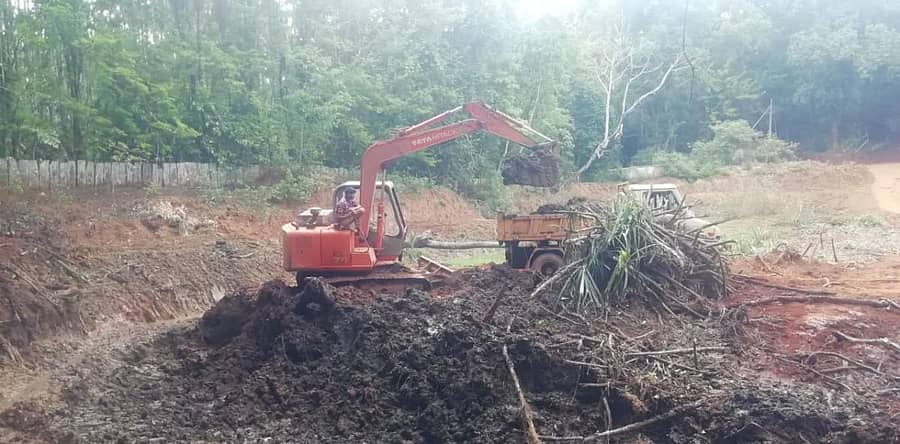 ಪ್ರತಿದಿನ 140 ಲೋಡ್ ಹೂಳು ತೆಗೆಯುವುದರಲ್ಲಿ ನಿರತವಾಗಿರುವ ಹಿಟಾಚಿ ಯಂತ್ರ