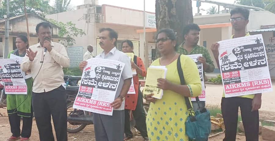 ತುಮಕೂರು ತಾಲ್ಲೂಕು ಚಿಕ್ಕತೊಟ್ಲುಕೆರೆಯಲ್ಲಿ ಸೋಮವಾರ ಎಐಕೆಕೆಎಂಎಸ್ ಜಿಲ್ಲಾ ಘಟಕದಿಂದ ಪ್ರಚಾರಾಂದೋಲನ ಜಾಥಾ ನಡೆಯಿತು. ರಾಜ್ಯ ಸಮಿತಿ ಸದಸ್ಯ ಎಚ್.ಪಿ.ಶಿವಪ್ರಕಾಶ್, ಜಿಲ್ಲಾ ಸಂಚಾಲಕ ಎಸ್.ಎನ್.ಸ್ವಾಮಿ ಇತರರು ಭಾಗವಹಿಸಿದ್ದರು