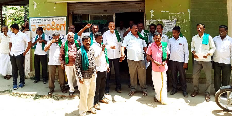 ತುರುವೇಕೆರೆಯ ಪ್ರಾಥಮಿಕ ಸಹಕಾರ ಕೃಷಿ ಮತ್ತು ಗ್ರಾಮೀಣ ಅಭಿವೃದ್ಧಿ ಬ್ಯಾಂಕ್ ಮುಂಭಾಗ ಸೋಮವಾರ ರೈತ ಸಂಘದ ಕಾರ್ಯಕರ್ತರು ಪ್ರತಿಭಟನೆ ನಡೆಸಿದರು