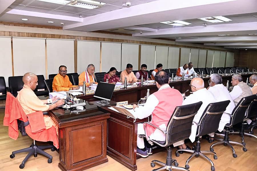 ಸಚಿವರೊಂದಿಗೆ ಮುಖ್ಯಮಂತ್ರಿ ಯೋಗಿ ಆದಿತ್ಯನಾಥ್ ಕ್ಯಾಬಿನೆಟ್ ಸಭೆಬಡೆಸಿದರು