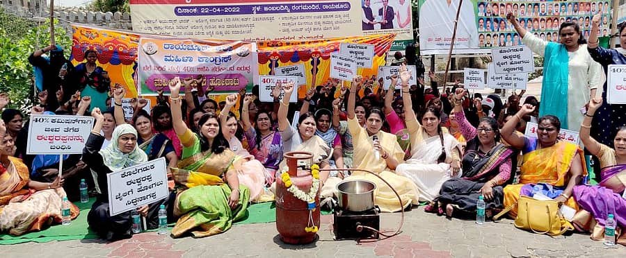 ರಾಯಚೂರಿನ ಡಾ.ಬಿ.ಆರ್ ಅಂಬೇಡ್ಕರ್‌ ವೃತ್ತದಲ್ಲಿ ಜಿಲ್ಲಾ ಕಾಂಗ್ರೆಸ್ ಮಹಿಳಾ ಸಮಿತಿಯ ಪದಾಧಿಕಾರಿಗಳು ಮಂಗಳವಾರ ಅಡುಗೆ ಅನಿಲ (ಸಿಲಿಂಡರ್ ಗೆ)ಕ್ಕೆ ಹೂವಿನ ಹಾರ ಹಾಕಿ ಹಾಗೂ ಒಲೆ, ಈರುಳ್ಳಿ ಪ್ರದರ್ಶಿಸಿ ವನೂತನವಾಗಿ ಪ್ರತಿಭಟನೆ ನಡೆಸಿದರು.