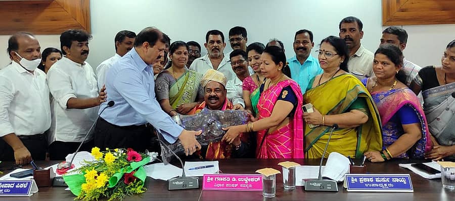 ಕಾರವಾರ ನಗರಸಭೆಯಲ್ಲಿ 20 ವರ್ಷ ಸದಸ್ಯರಾಗಿ, ಎರಡು ಅವಧಿಗಳಿಗೆ ಅಧ್ಯಕ್ಷರಾಗಿದ್ದ ವಿಧಾನಪರಿಷತ್ ಸದಸ್ಯ ಗಣಪತಿ ಉಳ್ವೇಕರ್ ಅವರನ್ನು ನಗರಸಭೆಯಲ್ಲಿ ಮಂಗಳವಾರ ಸನ್ಮಾನಿಸಲಾಯಿತು. ಅಧ್ಯಕ್ಷ ಡಾ.ನಿತಿನ್ ಪಿಕಳೆ, ಉಪಾಧ್ಯಕ್ಷ ಪ್ರಕಾಶ ನಾಯ್ಕ, ಸ್ಥಾಯಿ ಸಮಿತಿ ಅಧ್ಯಕ್ಷೆ ಸುಜಾತಾ ಥಾಮ್ಸೆ ಇದ್ದಾರೆ.