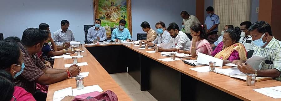 ಕೊಲ್ಲೂರು ಮೂಕಾಂಬಿಕಾ ದೇವಸ್ಥಾನ ಸಮಿತಿಯ ಆಡಳಿತ ಕಚೇರಿ ಸಭಾಂಗಣದಲ್ಲಿ ಮಂಗಳವಾರ ದೇವಸ್ಥಾನದ ಅಭಿವೃಧ್ದಿ ಕಾರ್ಯಗಳ ಕುರಿತು ವ್ಯವಸ್ಥಾಪನಾ ಸಮಿತಿ ಸಭೆ ನಡೆಯಿತು.