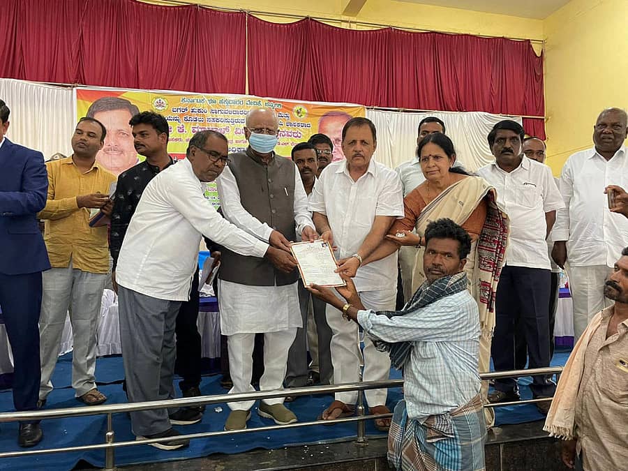 ಚನ್ನಗಿರಿ ತಾಲ್ಲೂಕು ಮುದ್ದೇನಹಳ್ಳಿ ಗ್ರಾಮದಲ್ಲಿ ಭೂ ಹಕ್ಕುದಾರರ ವೇದಿಕೆಯಿಂದ ಮಂಗಳವಾರ ನಡೆದ ತಾಲ್ಲೂಕು ಮಟ್ಟದ ಬಗರ್‌ಹುಕುಂ ಸಾಗುವಳಿದಾರರ ಜಾಗೃತಿ ಸಮಾವೇಶ ಕಾರ್ಯಕ್ರಮದಲ್ಲಿ ಸಾಗುವಳಿದಾರರಿಗೆ ಸಂಸದ ಜಿ.ಎಂ. ಸಿದ್ದೇಶ್ವರ, ಶಾಸಕರಾದ ಮಾಡಾಳ್ ವಿರೂಪಾಕ್ಷಪ್ಪ, ಪ್ರೊ.ಎನ್. ಲಿಂಗಣ್ಣ ಹಕ್ಕುಪತ್ರಗಳನ್ನು ವಿತರಿಸಿದರು.