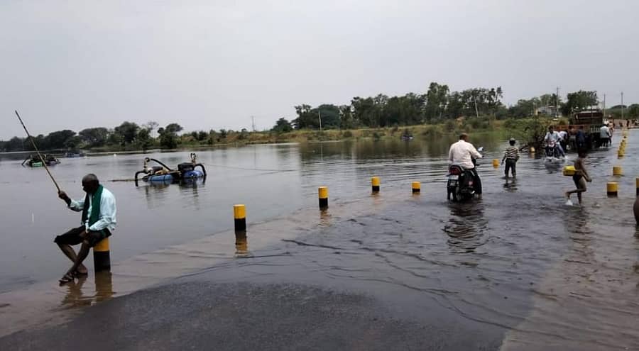 ಜಲಾವೃತಗೊಂಡಿರುವ ಘಟಪ್ರಭಾ ನದಿಗೆ ನಿರ್ಮಿಸಿರುವ ಅವರಾದಿ ಸೇತುವೆಯಲ್ಲಿ ಸಂಚಾರಕ್ಕೆ ಜನರು ಪರದಾಡುತ್ತಿರುವುದು 