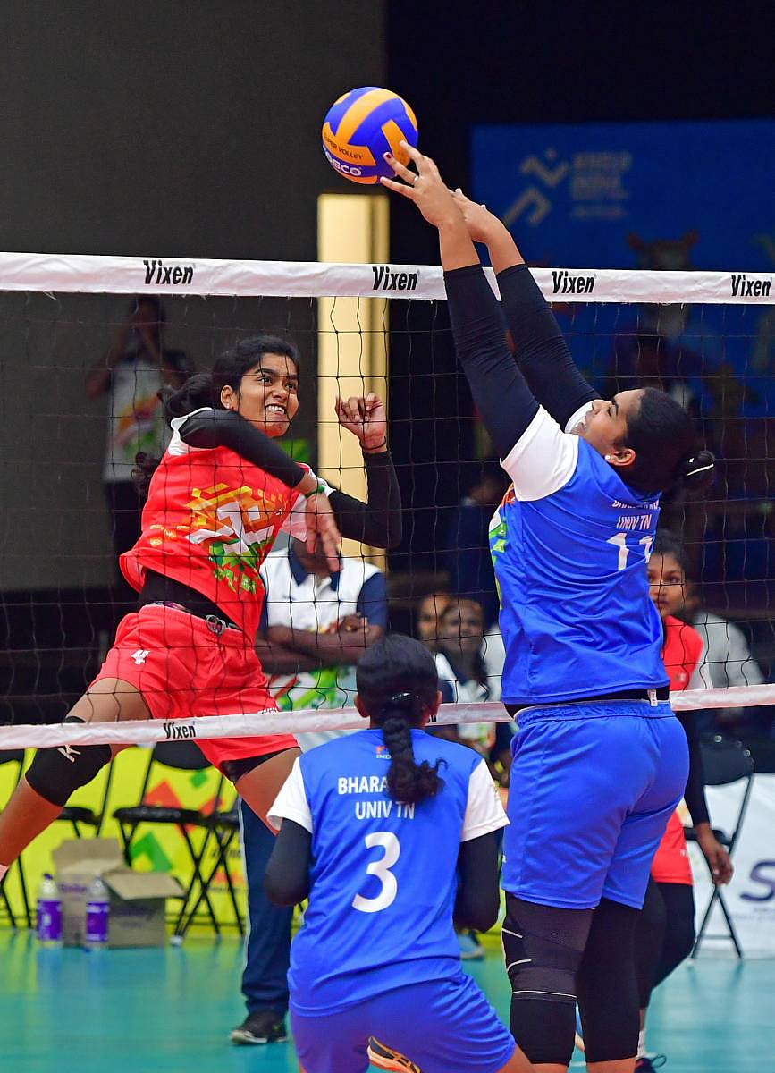ಮಹಿಳಾ ವಿಭಾಗದ ವಾಲಿಬಾಲ್ ಫೈನಲ್ ಪಂದ್ಯದಲ್ಲಿ ಎಸ್ಆರ್ಎಂ ವಿವಿಯ ಅಕ್ಷಯ (ಎಡ) ಅವರ ಸ್ಮ್ಯಾಷ್ ಅನ್ನು ಬ್ಲಾಕ್ ಮಾಡಲು ಪ್ರಯತ್ನಿಸಿದ ಭಾರತಿಯಾರ್ ವಿವಿಯ ಗ್ಲ್ಯಾಡಿಸ್ ಥಾಮಸ್ –ಪ್ರಜಾವಾಣಿ ಚಿತ್ರ/ಕೃಷ್ಣಕುಮಾರ್ ಪಿ.ಎಸ್