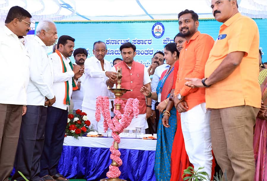 ದೊಡ್ಡಬಳ್ಳಾಪುರದಲ್ಲಿ ನಗರಸಭೆಯ ನೂತನ ಕಟ್ಟಡವನ್ನು ಮಂಗಳವಾರ ಜಿಲ್ಲಾ ಉಸ್ತುವಾರಿ ಸಚಿವ ಡಾ.ಕೆ. ಸುಧಾಕರ್‌ ಉದ್ಘಾಟಿಸಿದರು. ಸಚಿವ ಎಂ.ಟಿ.ಬಿ. ನಾಗರಾಜ್‌ ಇದ್ದರು