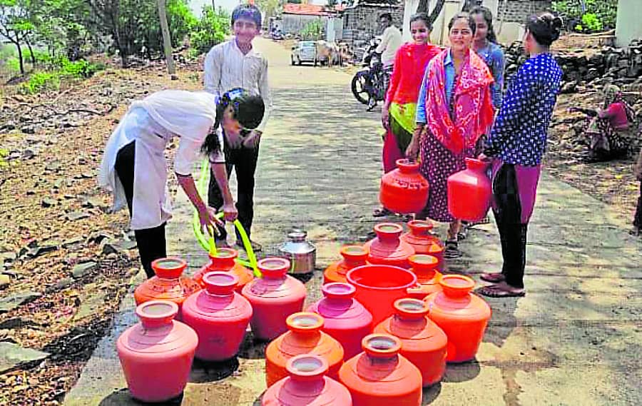 ಔರಾದ್ ತಾಲ್ಲೂಕಿನ ಕಿರಗುಣವಾಡಿ ಗ್ರಾಮದಲ್ಲಿ ಜನ ಕುಡಿಯುವ ನೀರಿಗಾಗಿ ಸರತಿ ಸಾಲಿನಲ್ಲಿ ನಿಂತಿರುವುದು
