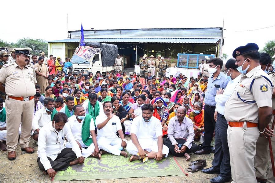 ಗರ್ಭಕೋಶ ಶಸ್ತ್ರಚಿಕಿತ್ಸೆಗೊಳಗಾದ ಸಂತ್ರಸ್ತರಿಗೆ ‘ವಿಶೇಷ ಆರ್ಥಿಕ ಪ್ಯಾಕೇಜ್’ ಘೋಷಿಸುವಂತೆ ಒತ್ತಾಯಿಸಿ, ಹಾವೇರಿ ತಾಲ್ಲೂಕಿನ ನೆಲೋಗಲ್ಲ ಗ್ರಾಮದ ಹೊರವಲಯದಲ್ಲಿ ಮಂಗಳವಾರ ರೈತ ಮುಖಂಡರ ನೇತೃತ್ವದಲ್ಲಿ ನೂರಾರು ಮಹಿಳೆಯರು ಪ್ರತಿಭಟನೆ ನಡೆಸಿದರು –ಪ್ರಜಾವಾಣಿ ಚಿತ್ರ