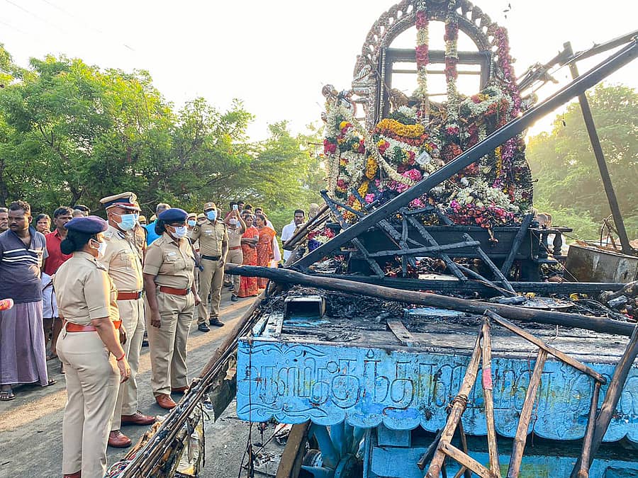 ಘಟನಾ ಸ್ಥಳದಲ್ಲಿ ಪೊಲೀಸರು ಪರಿಶೀಲನೆ ನಡೆಸುತ್ತಿರುವ ದೃಶ್ಯ –ಪಿಟಿಐ ಚಿತ್ರ