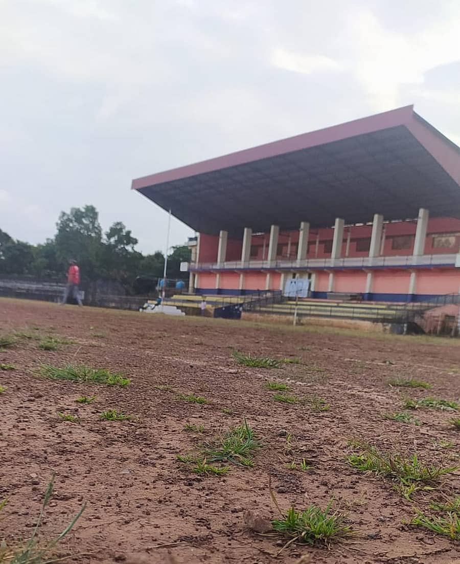 ಮಳೆ ಬಿದ್ದರೆ ಶಿರಸಿಯ ಮಾರಿಕಾಂಬಾ ಜಿಲ್ಲಾ ಕ್ರೀಡಾಂಗಣದ ಟ್ರ್ಯಾಕ್ಗಳ ಮೇಲೆ ಗಿಡಗಂಟಿಗಳು ಬೆಳೆಯುತ್ತವೆ.