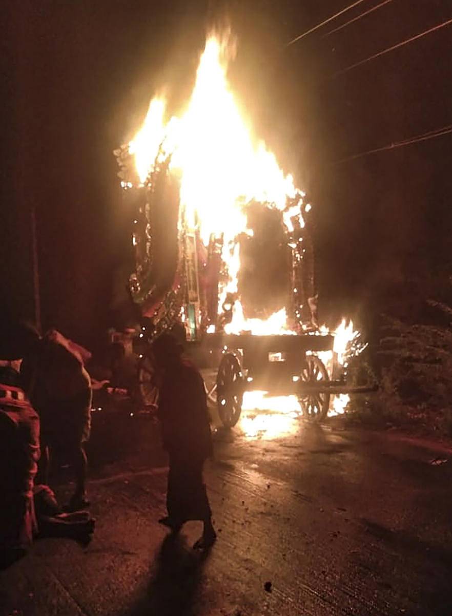 ತಂಜಾವೂರು ಜಿಲ್ಲೆಯ ಕಳಿಮೆಡುವಿನ ಅಪ್ಪಾರ್ ದೇವಸ್ಥಾನದ ರಥಕ್ಕೆ ವಿದ್ಯುತ್ ತಂತಿ ತಗುಲಿದ್ದರಿಂದ ಇಡೀ ರಥ ಬೆಂಕಿಗೆ ಆಹುತಿಯಾಯಿತು –ಪಿಟಿಐ ಚಿತ್ರ