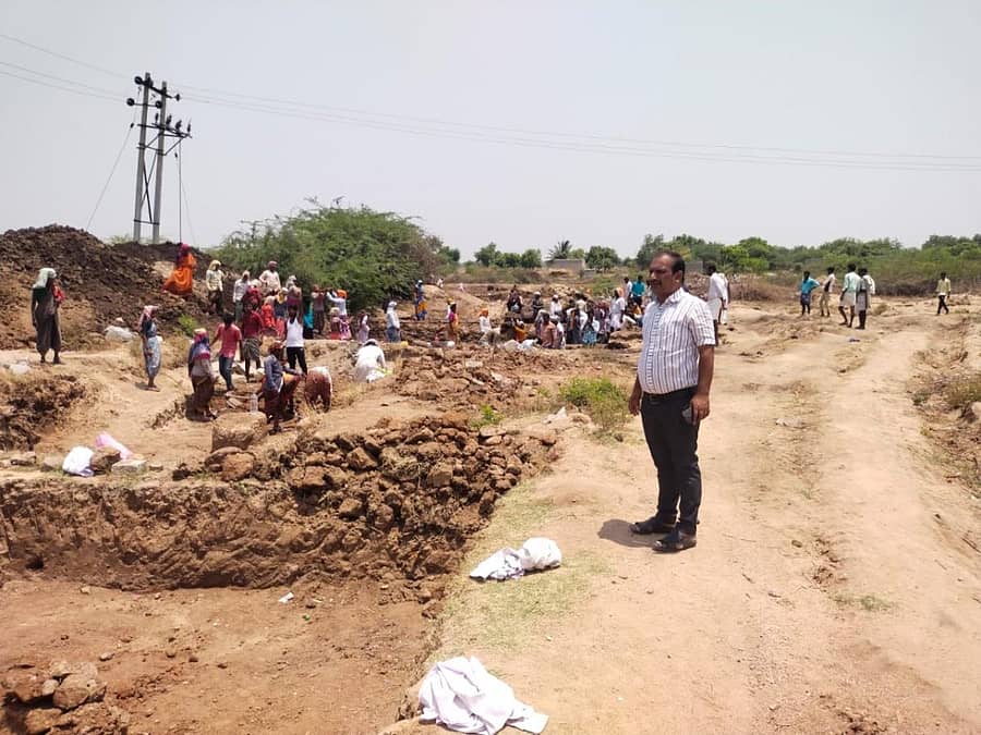 ಮಸ್ಕಿ ತಾಲೂಕಿನ ಕನ್ನಾಳ ಗ್ರಾಪಂ ವ್ಯಾಪ್ತಿಯ ವ್ಯಾಸನಂದಿಹಾಳದ ಕೆರೆಯ ಹೂಳು ಎತ್ತುವ ಕಾಮಗಾರಿಯನ್ನು ಮಸ್ಕಿ ತಾಲ್ಲೂಕು ಪಂಚಾಯಿತಿ ಸಹಾಯಕ ನಿರ್ದೇಶಕ ಶಿವಾನಂದರೆಡ್ಡಿ ಬುಧವಾರ ಪರಿಶೀಲಿಸಿದರು.